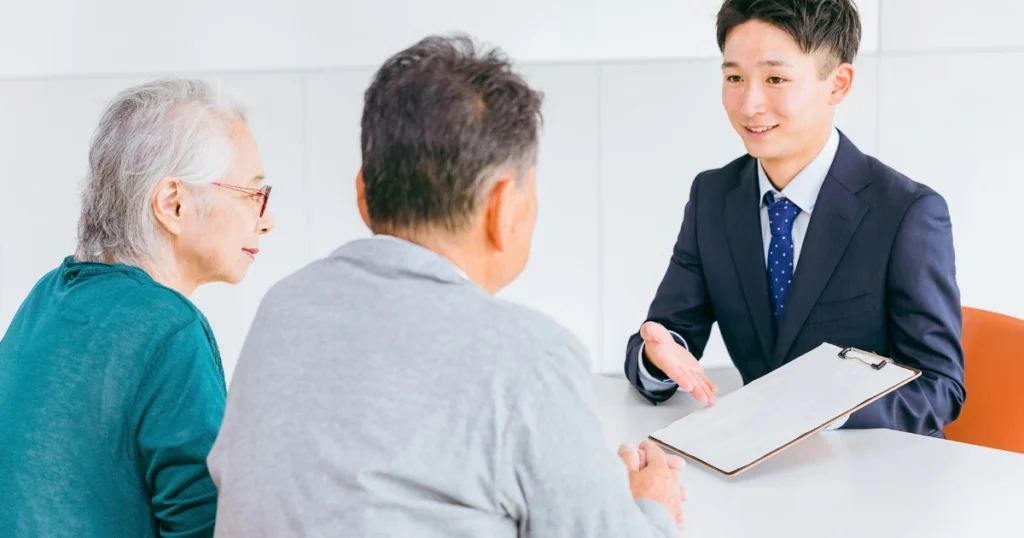 専門家が相談者に対して、競売を回避するための適切な提案を慎重に行っている様子